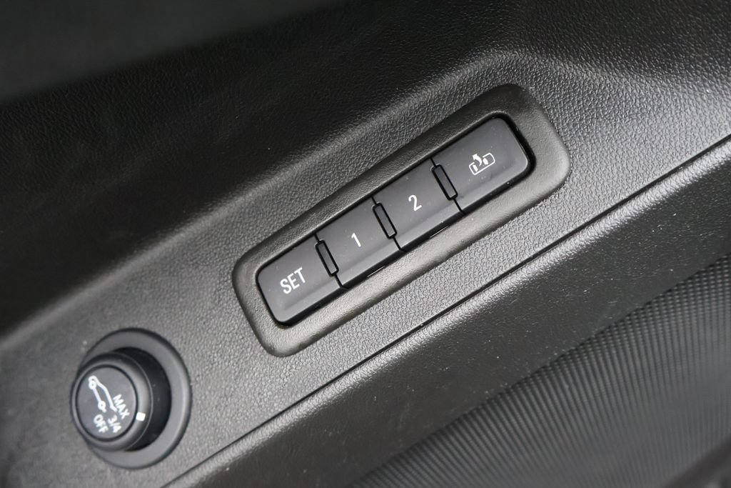 Used 2023 Chevrolet Equinox Premier AWD/4WD image 16