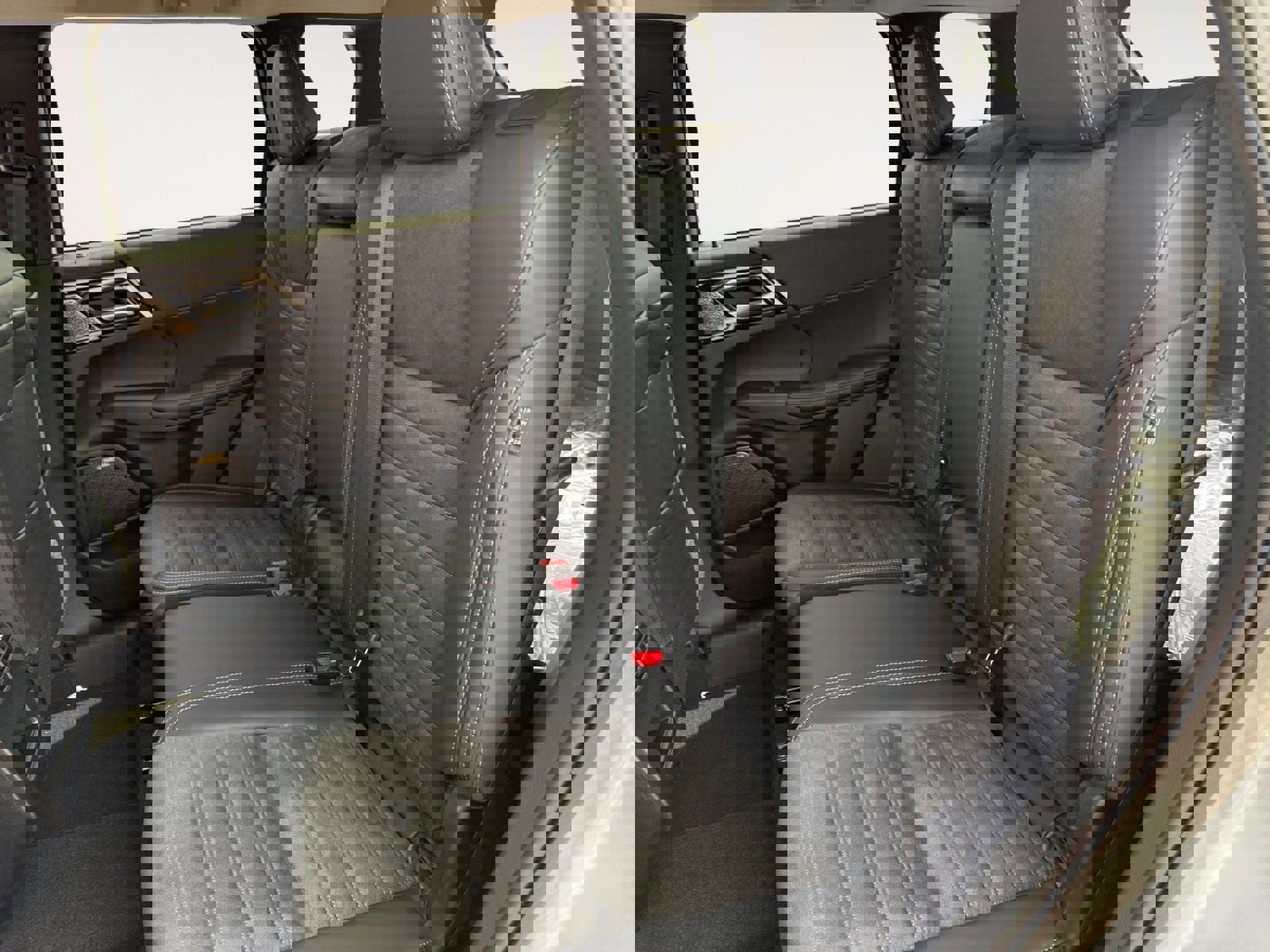 New 2025 Mitsubishi Outlander SE image 13