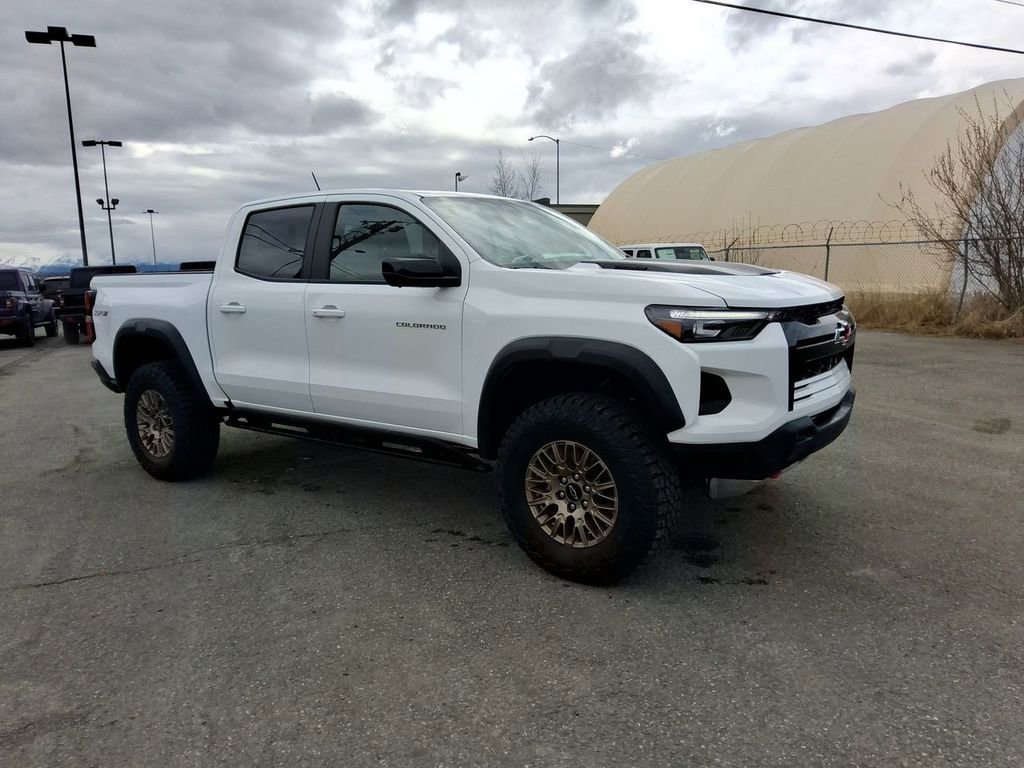 Used 2025 Chevrolet Colorado ZR2 w/ Technology Package AWD/4WD image 2