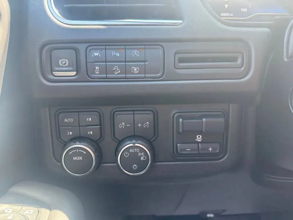 Used 2024 Chevrolet Tahoe Z71 w/ Luxury Package AWD/4WD image 24