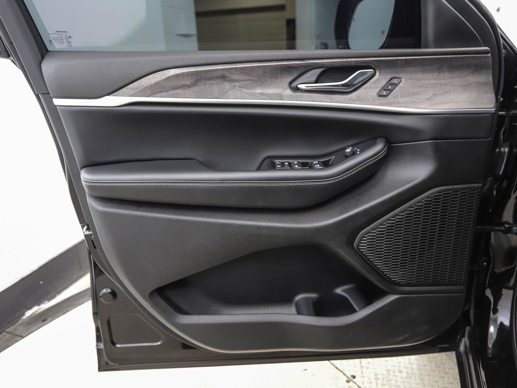 Used 2025 Jeep Grand Cherokee Limited w/ Trailer Tow Package image 9