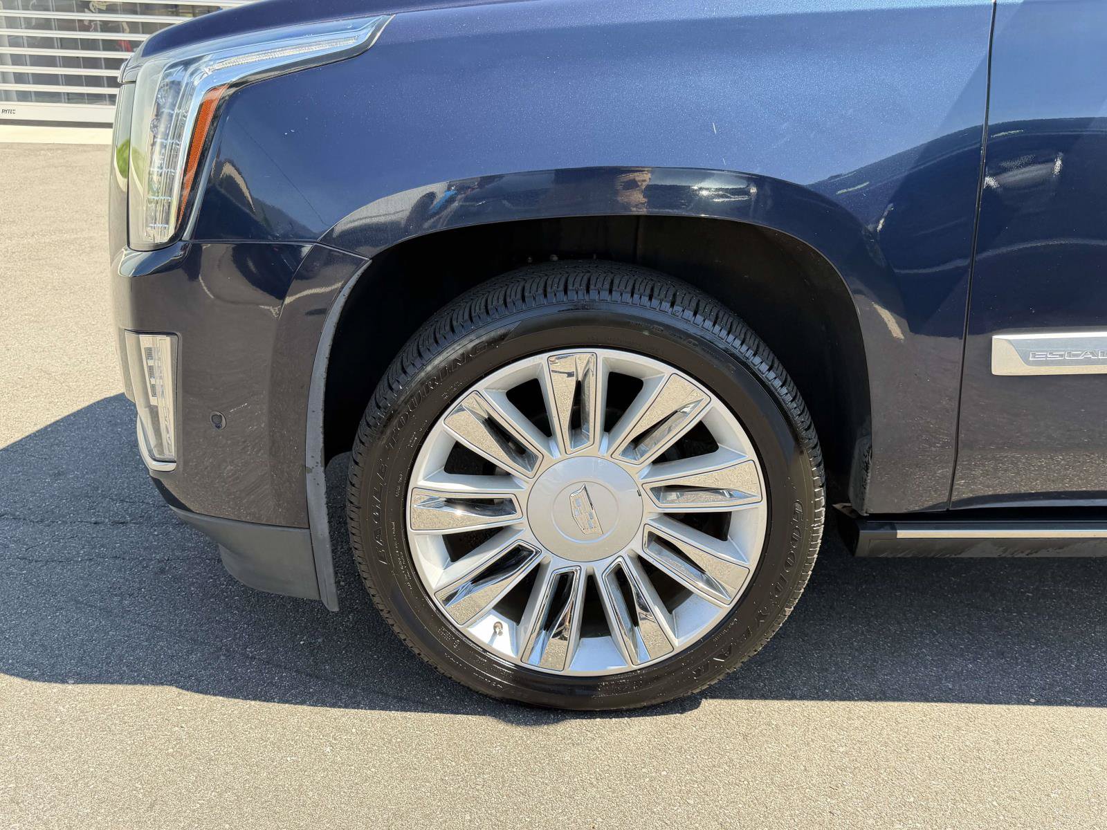 Certified 2020 Cadillac Escalade ESV Platinum AWD/4WD image 9