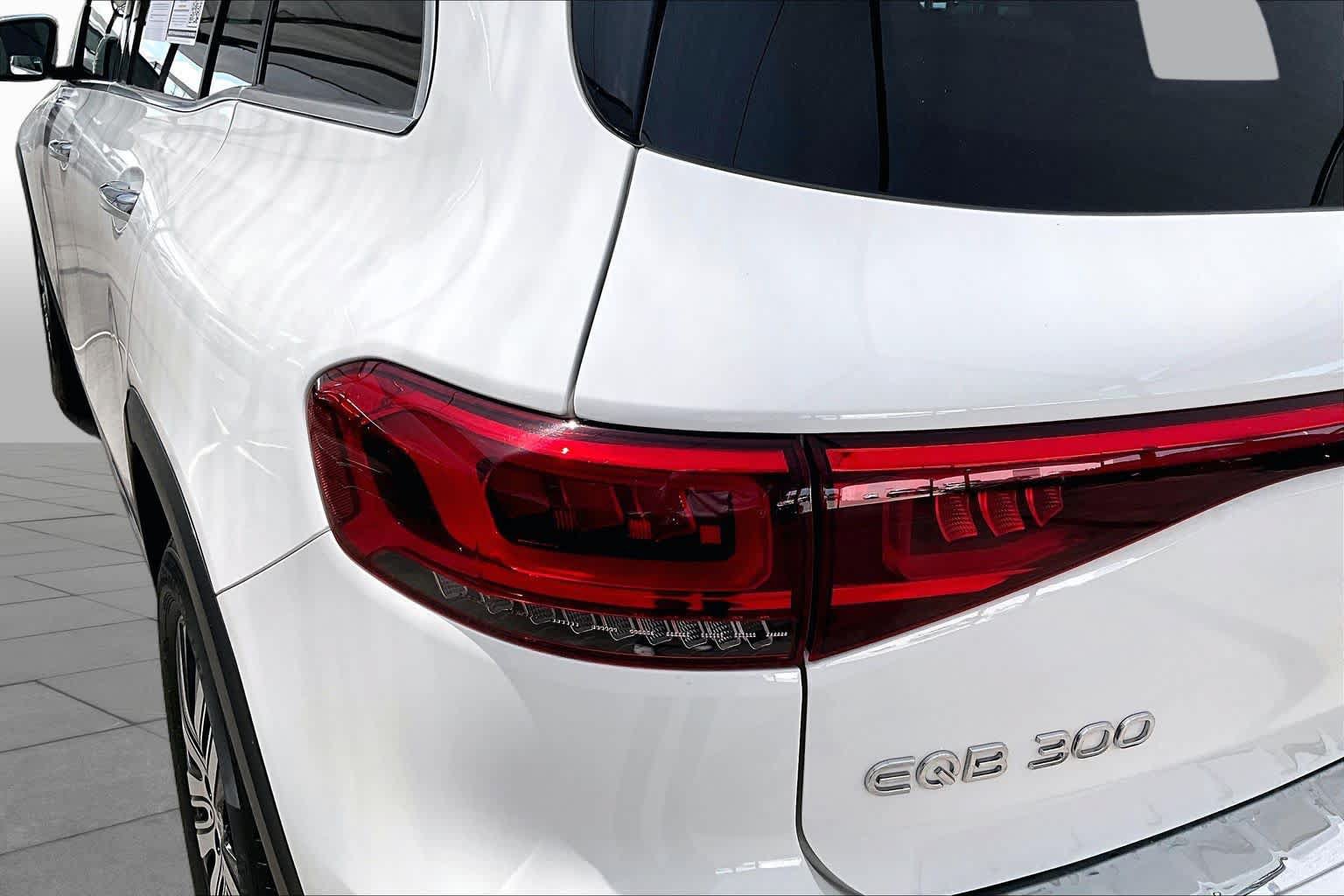 Certified 2023 Mercedes-Benz EQB 300 4MATIC w/ Exclusive Package image 28