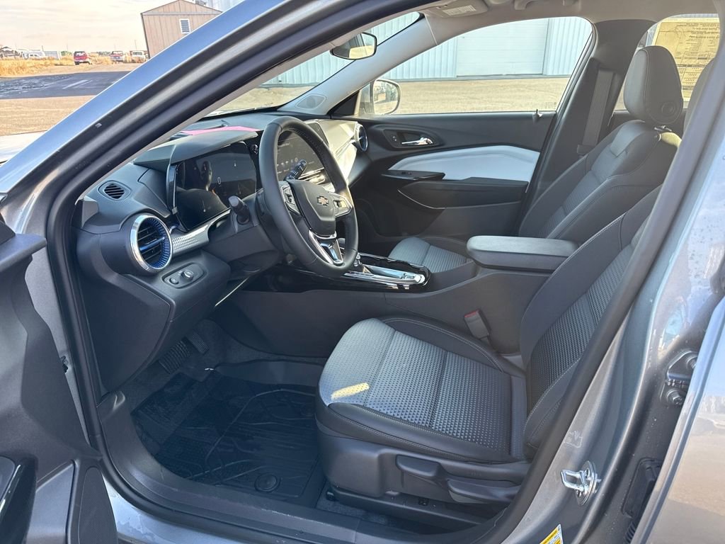 New 2025 Chevrolet Trax LT w/ LT Convenience Package image 8