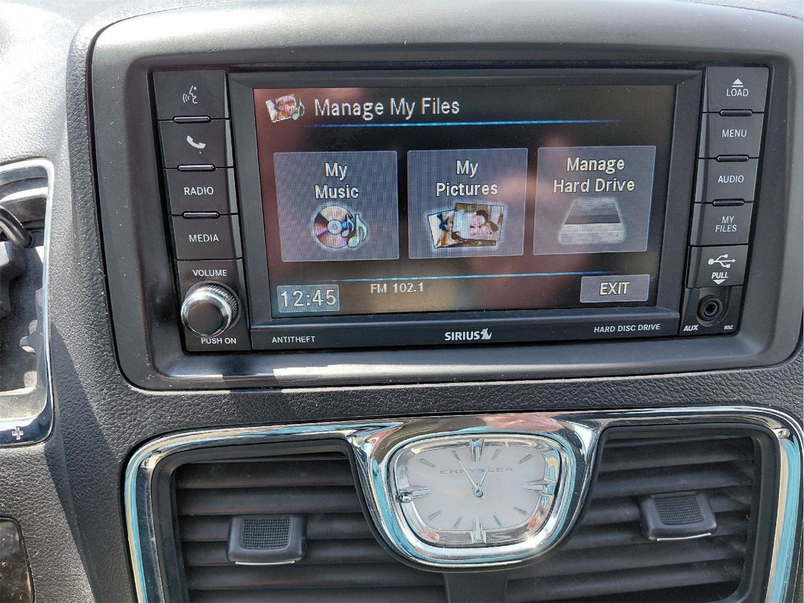 Used 2015 Chrysler Town & Country Touring FWD image 33