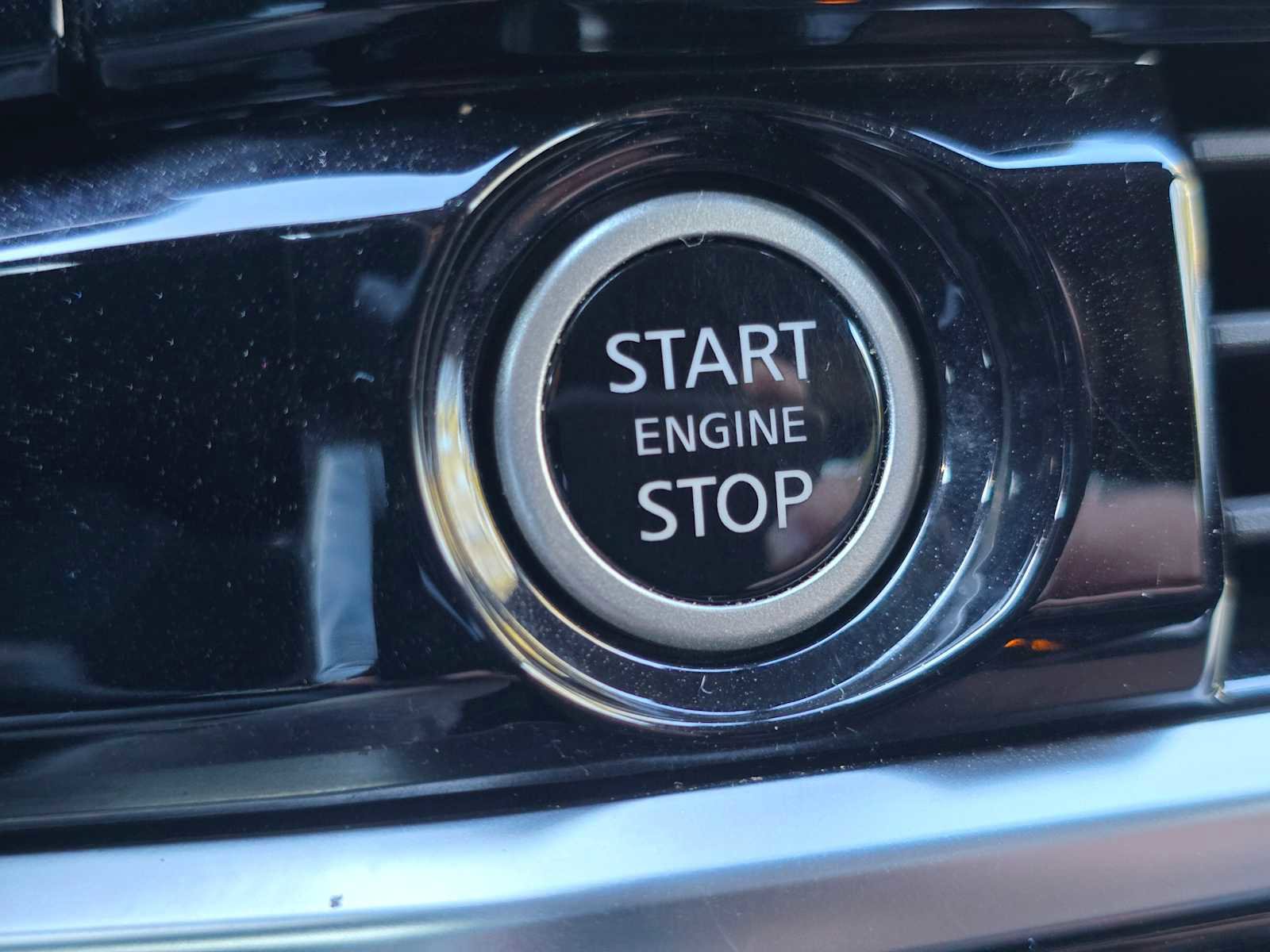 Used 2024 Nissan Pathfinder SL w/ Black Appearance Package image 34