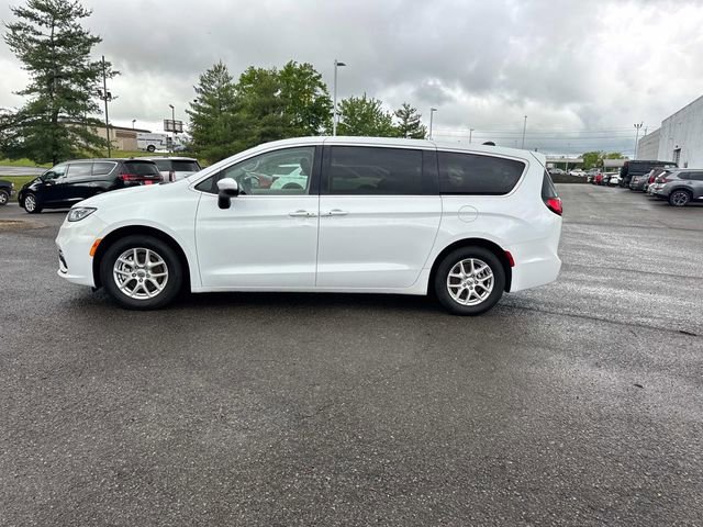 Used 2023 Chrysler Pacifica Touring-L FWD image 8