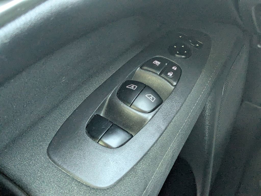 Used 2016 Nissan Pathfinder SV image 18