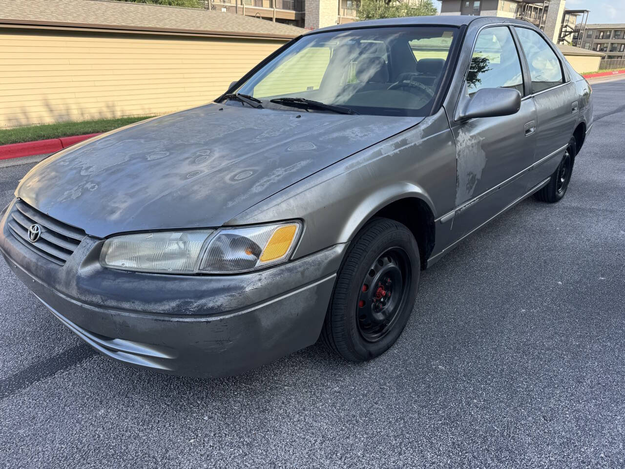 Used 1999 Toyota Camry LE FWD image 1