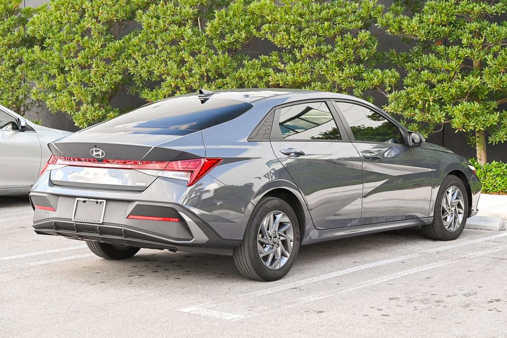Used 2024 Hyundai Elantra Blue FWD image 4