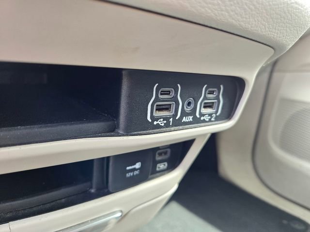 Used 2022 Chrysler Pacifica Touring-L FWD image 26