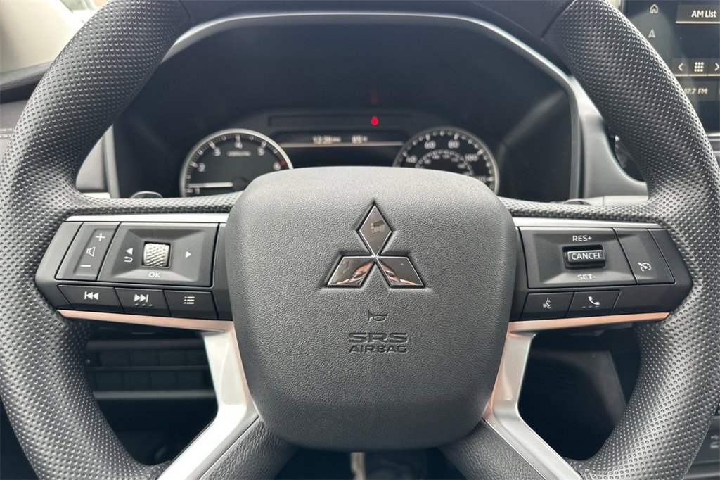 New 2025 Mitsubishi Outlander ES image 24