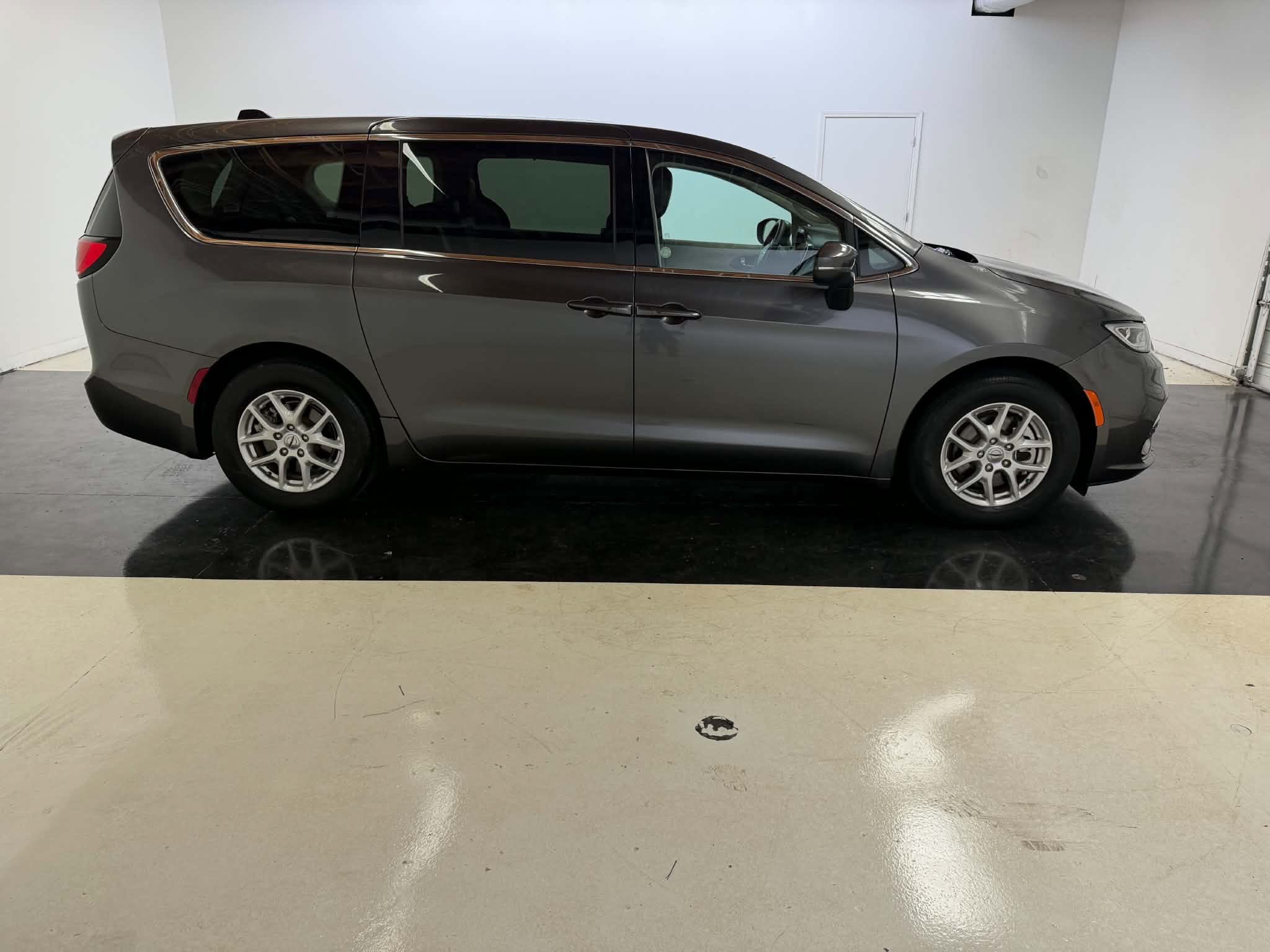 Used 2023 Chrysler Pacifica Touring-L FWD image 4