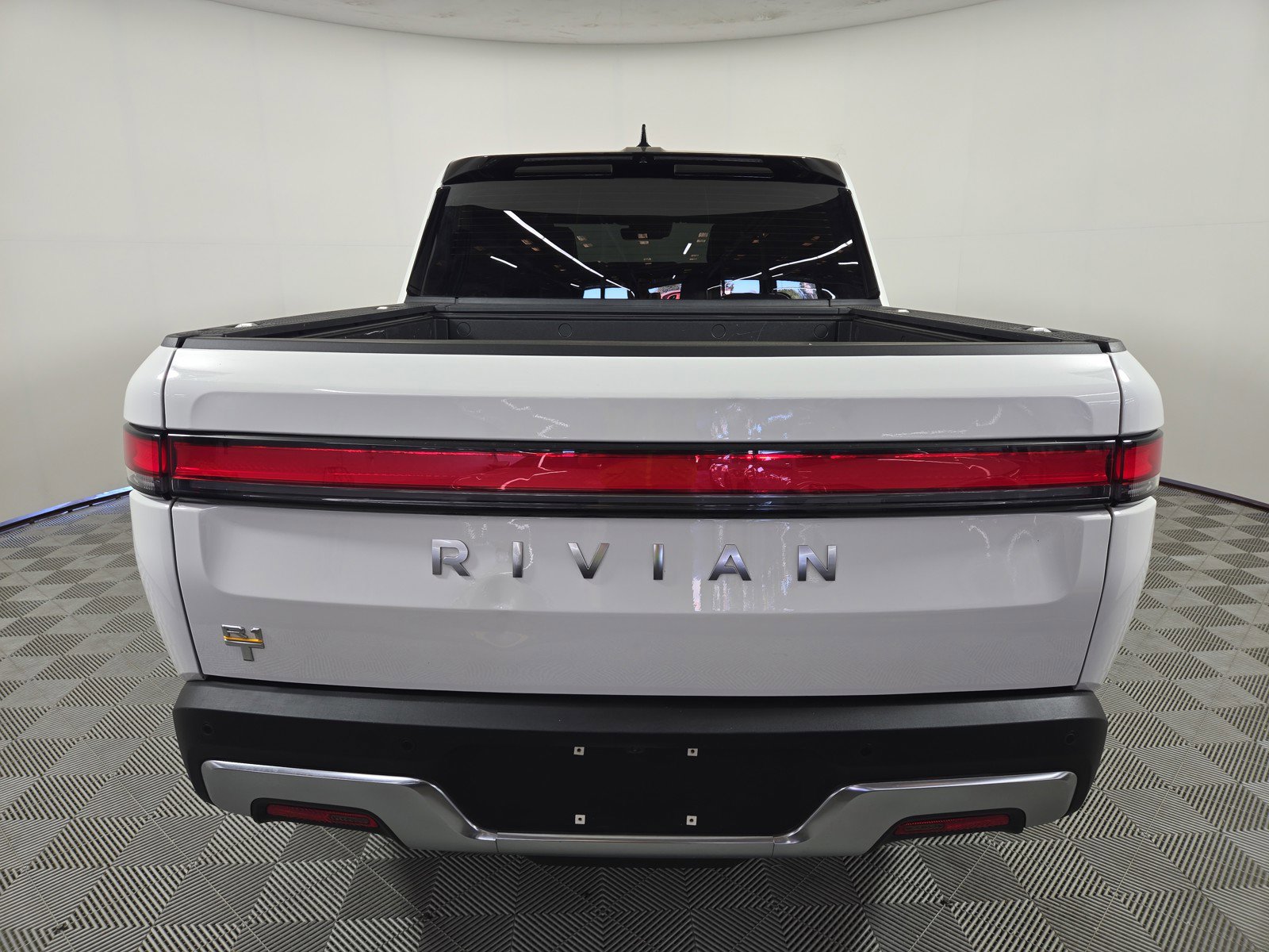 Used 2022 Rivian R1T Adventure image 4
