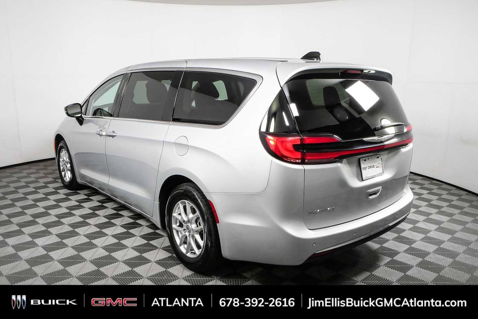 Used 2024 Chrysler Pacifica Touring-L FWD image 26