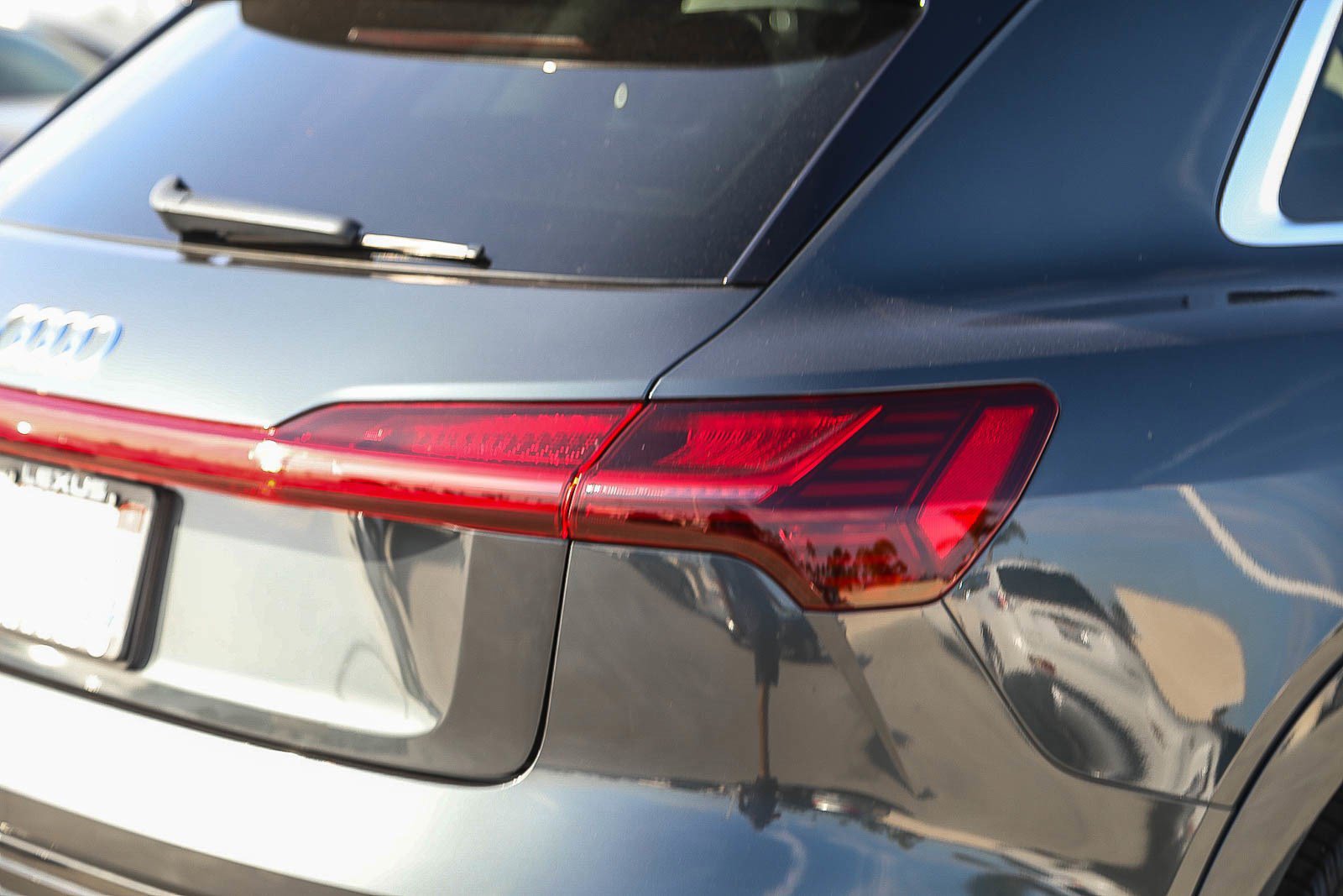 Used 2019 Audi e-tron Prestige w/ Prestige Package AWD/4WD image 9