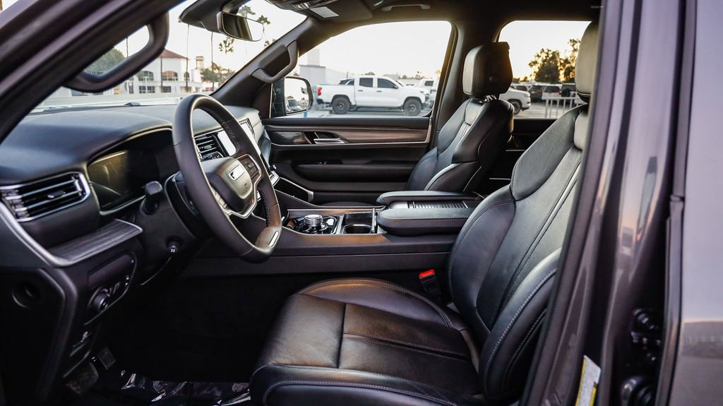 Certified 2024 Jeep Wagoneer L Series II w/ Flexible Seating Group image 18