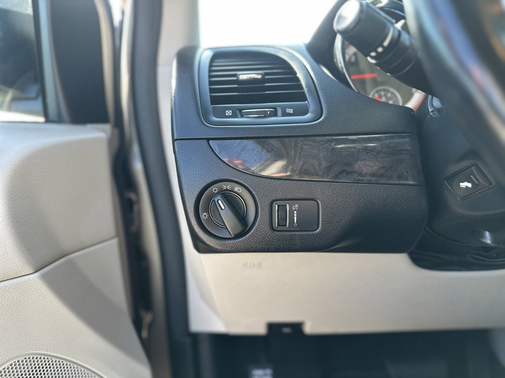 Used 2014 Dodge Grand Caravan SXT w/ UConnect Hands-Free Group image 24