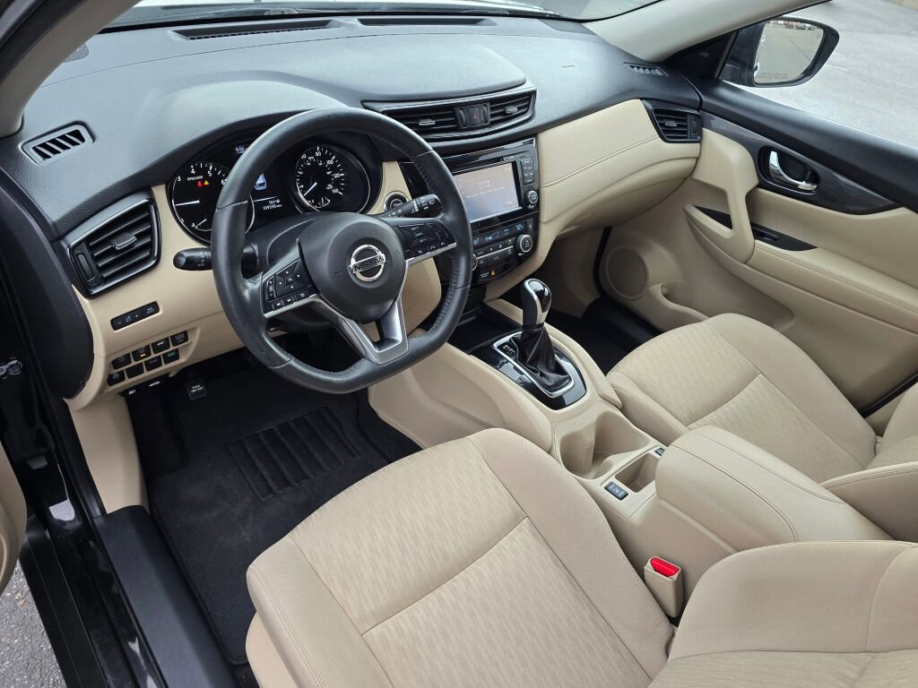 Used 2017 Nissan Rogue SV w/ SV Premium Package FWD image 2
