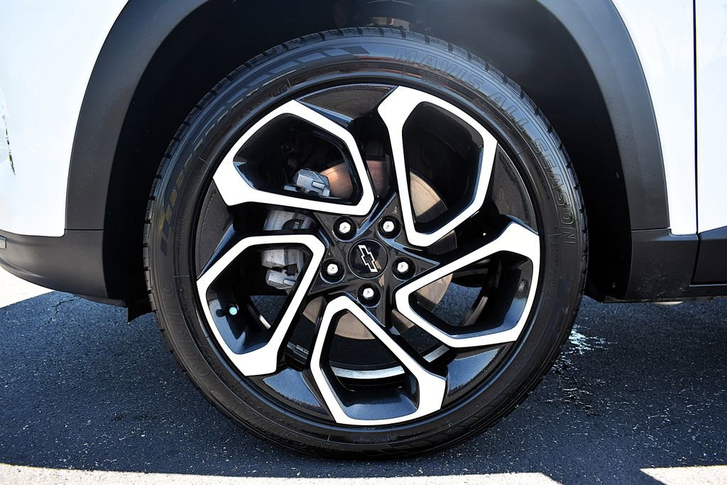 Used 2024 Chevrolet Trax RS w/ Sunroof Package FWD image 11
