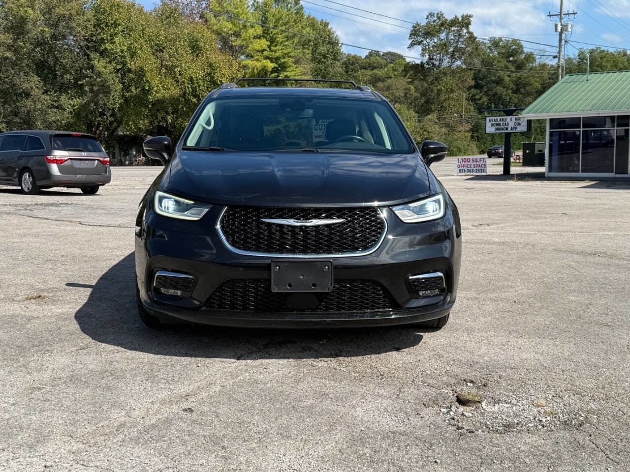 Used 2021 Chrysler Pacifica Touring-L image 10