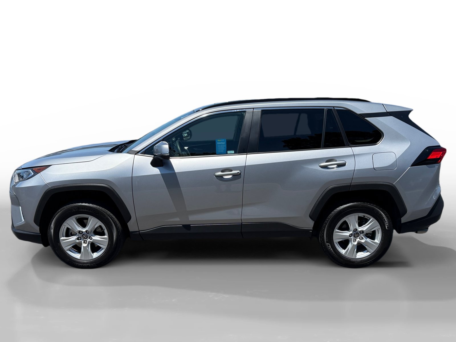 Used 2021 Toyota RAV4 XLE w/ Convenience Package FWD image 2