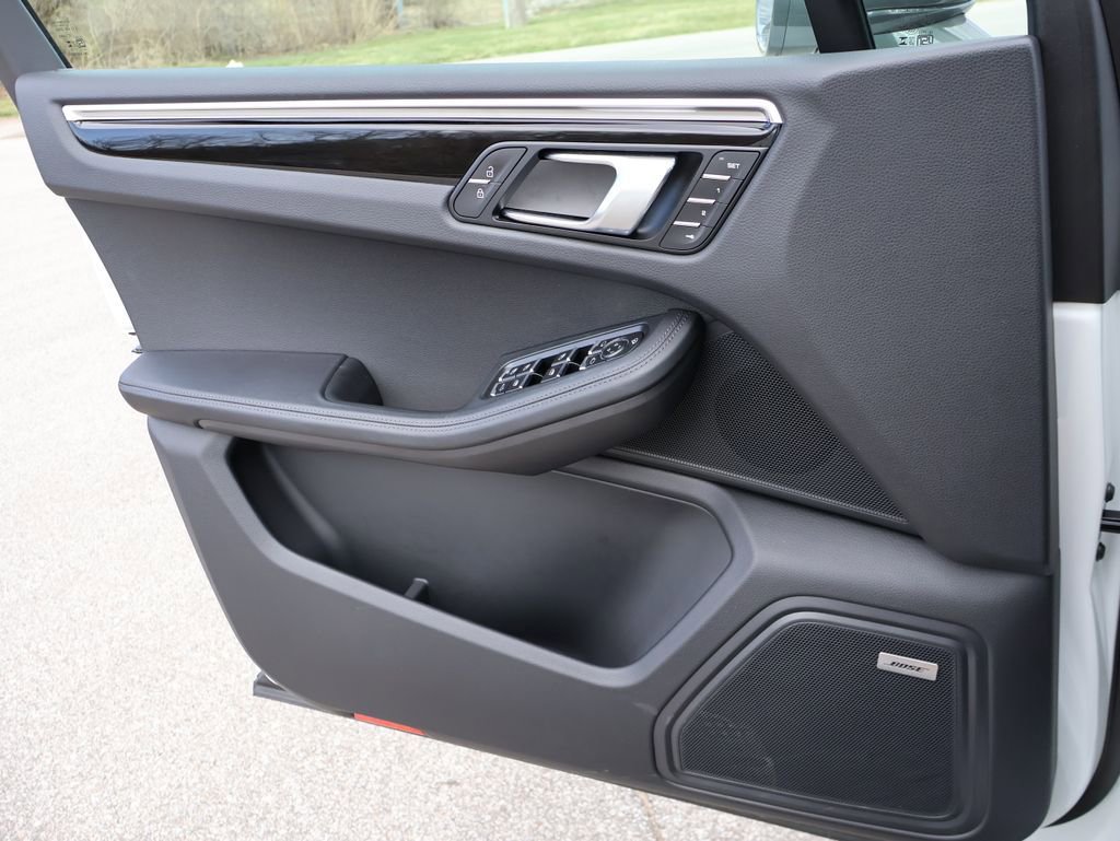 Certified 2025 Porsche Macan Turbo image 34