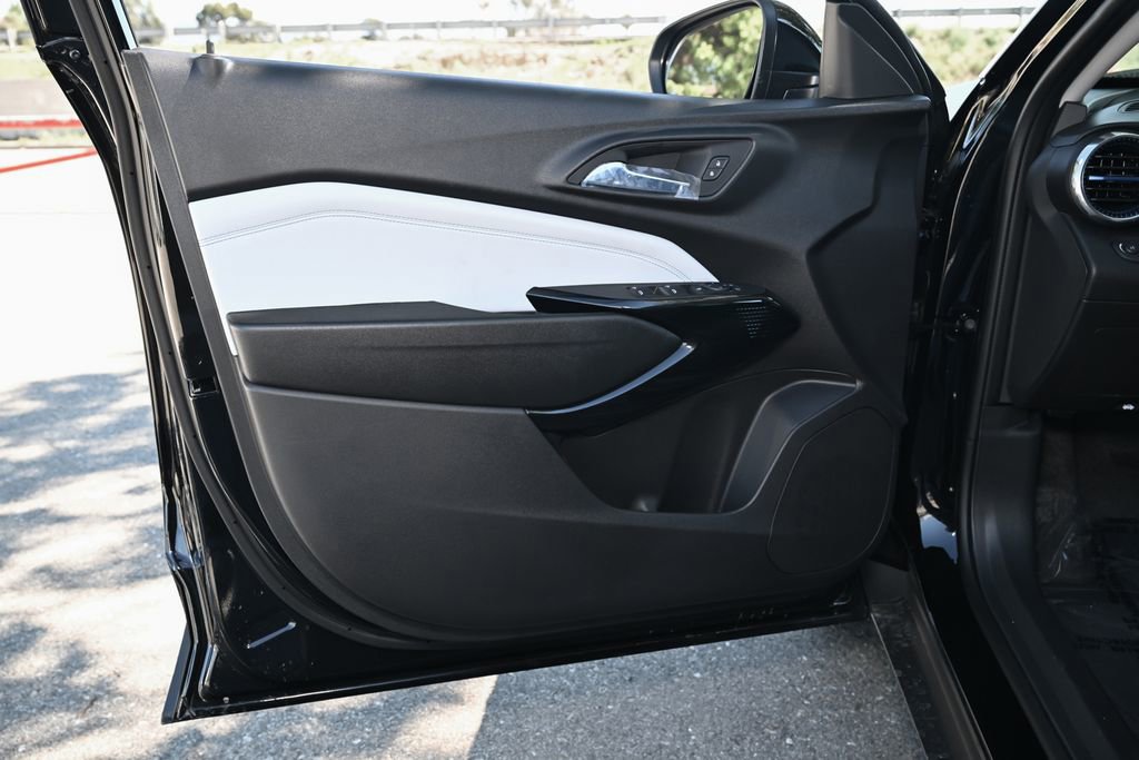 New 2026 Chevrolet Trax LT w/ Sunroof Package FWD image 16