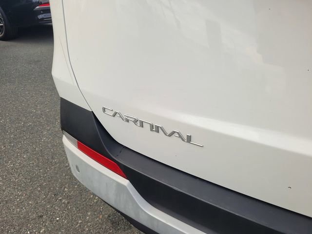 Used 2025 Kia Carnival LX FWD image 6