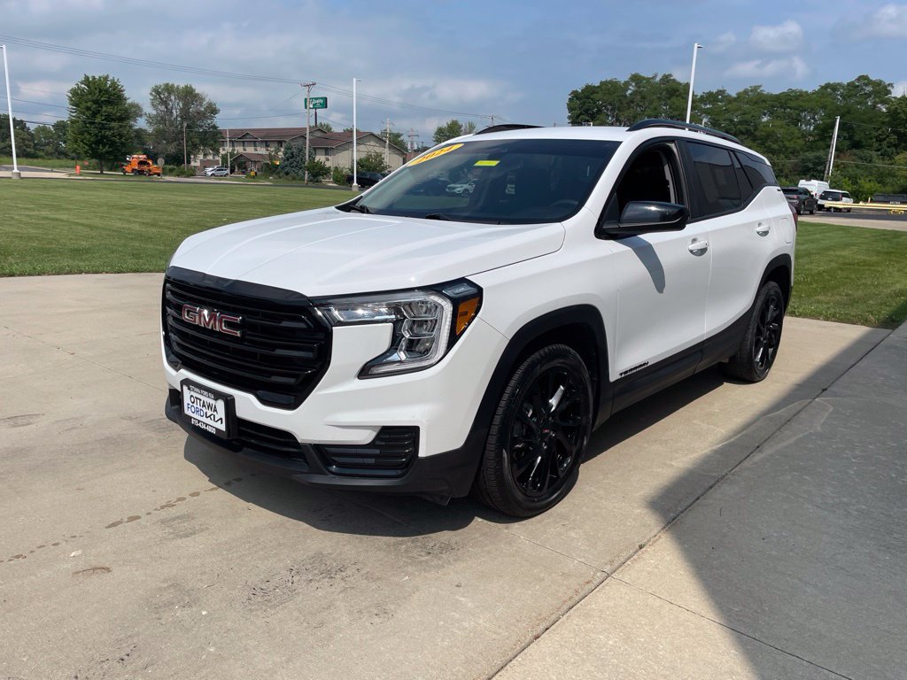 Used 2024 GMC Terrain SLE w/ Elevation Edition FWD image 2