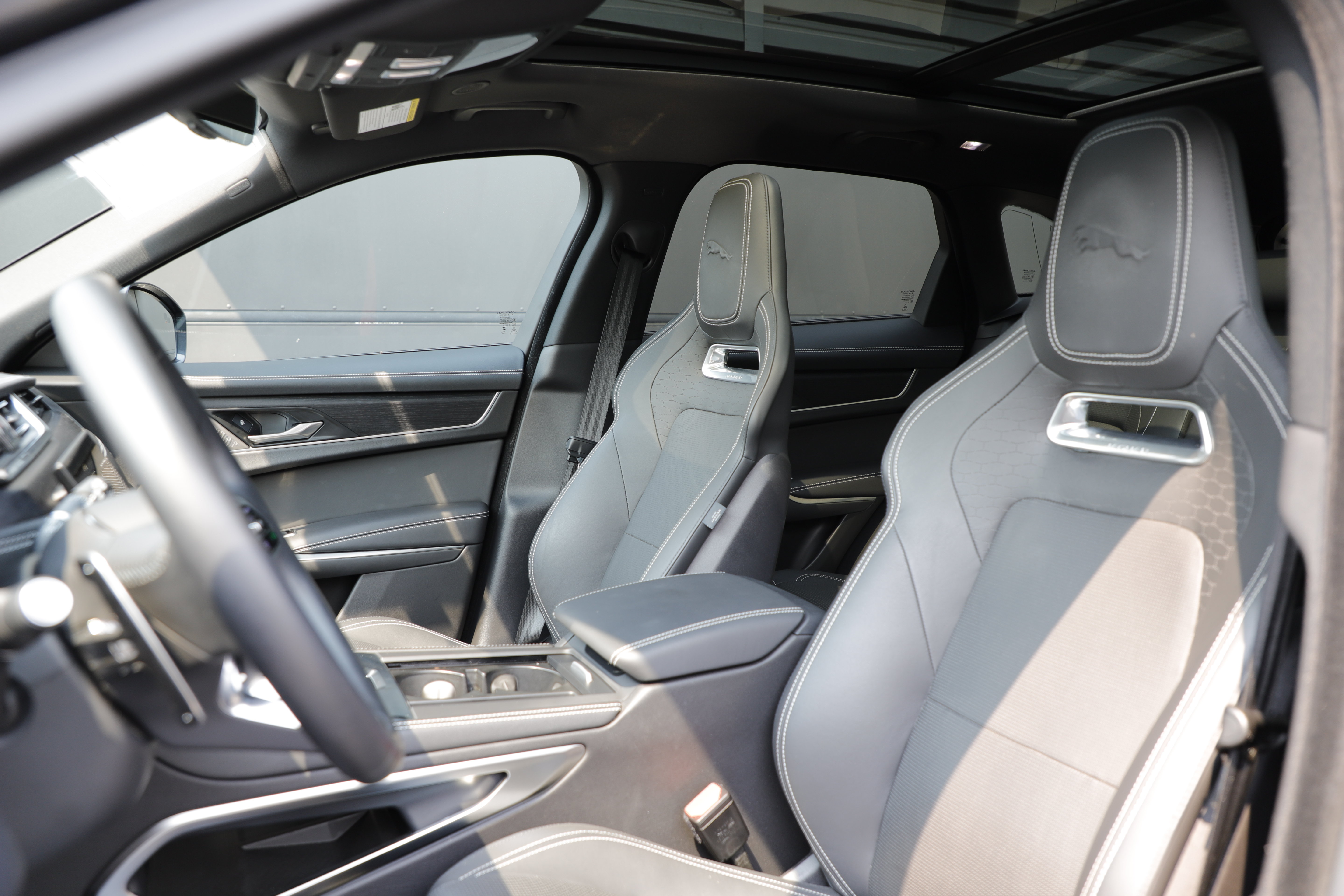 Certified 2025 Jaguar F-PACE R-Dynamic S AWD/4WD image 18