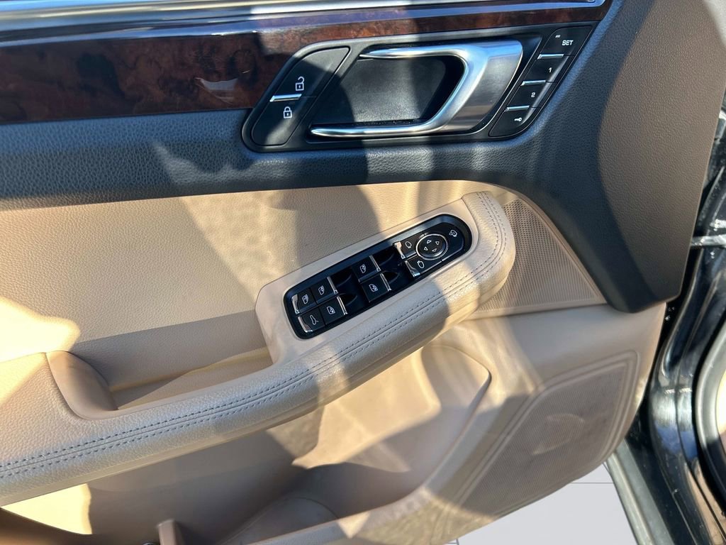 Used 2023 Porsche Macan Turbo image 18