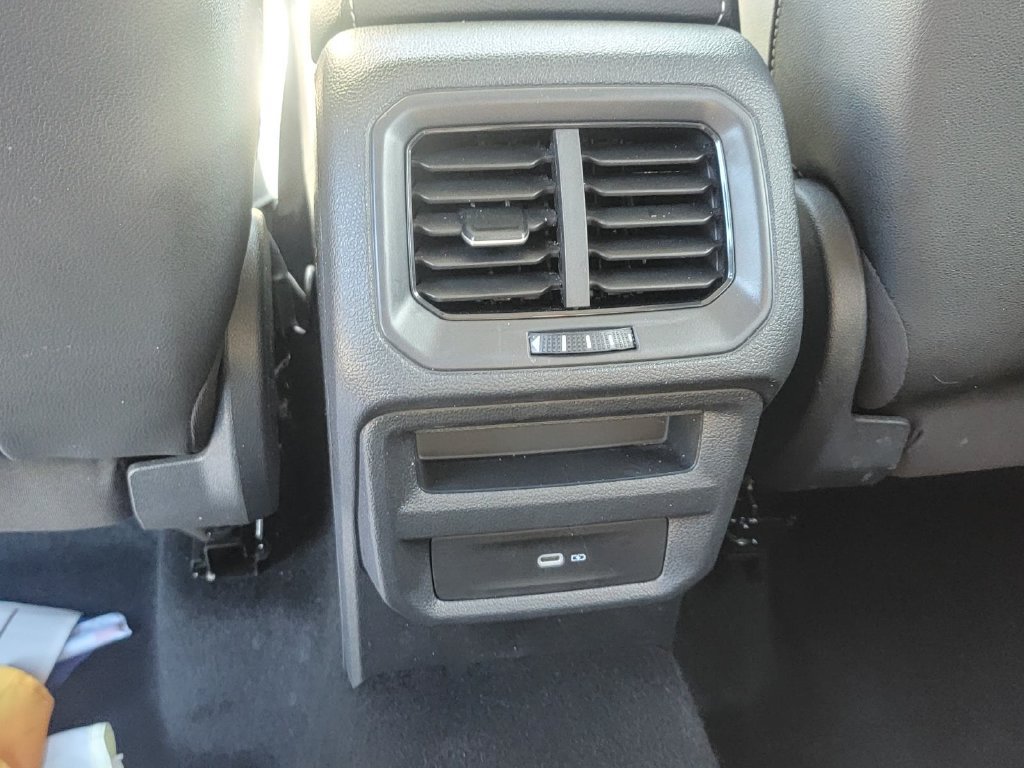 Used 2025 Volkswagen Taos SE AWD/4WD image 33