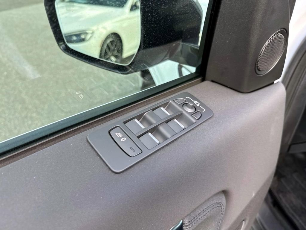 Used 2025 Land Rover Discovery Sport S image 18