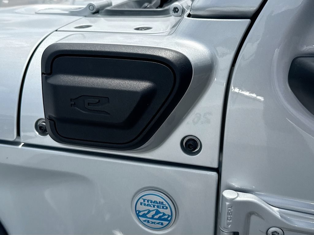 Used 2022 Jeep Wrangler Unlimited Sahara w/ Cold Weather Group AWD/4WD image 9