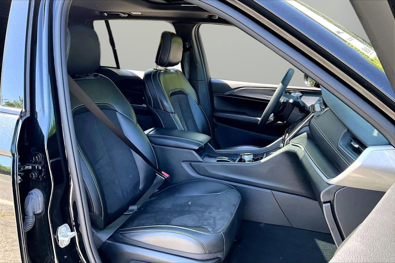 Used 2023 Jeep Grand Cherokee Altitude AWD/4WD image 23