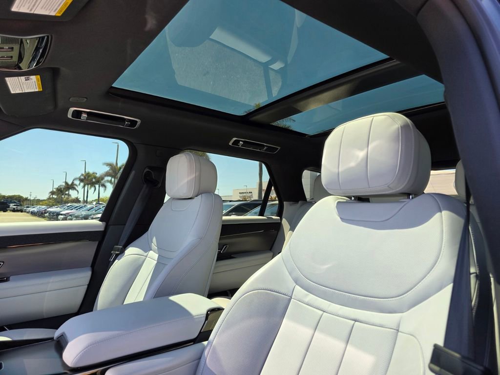 Used 2025 Land Rover Range Rover Sport SE image 22