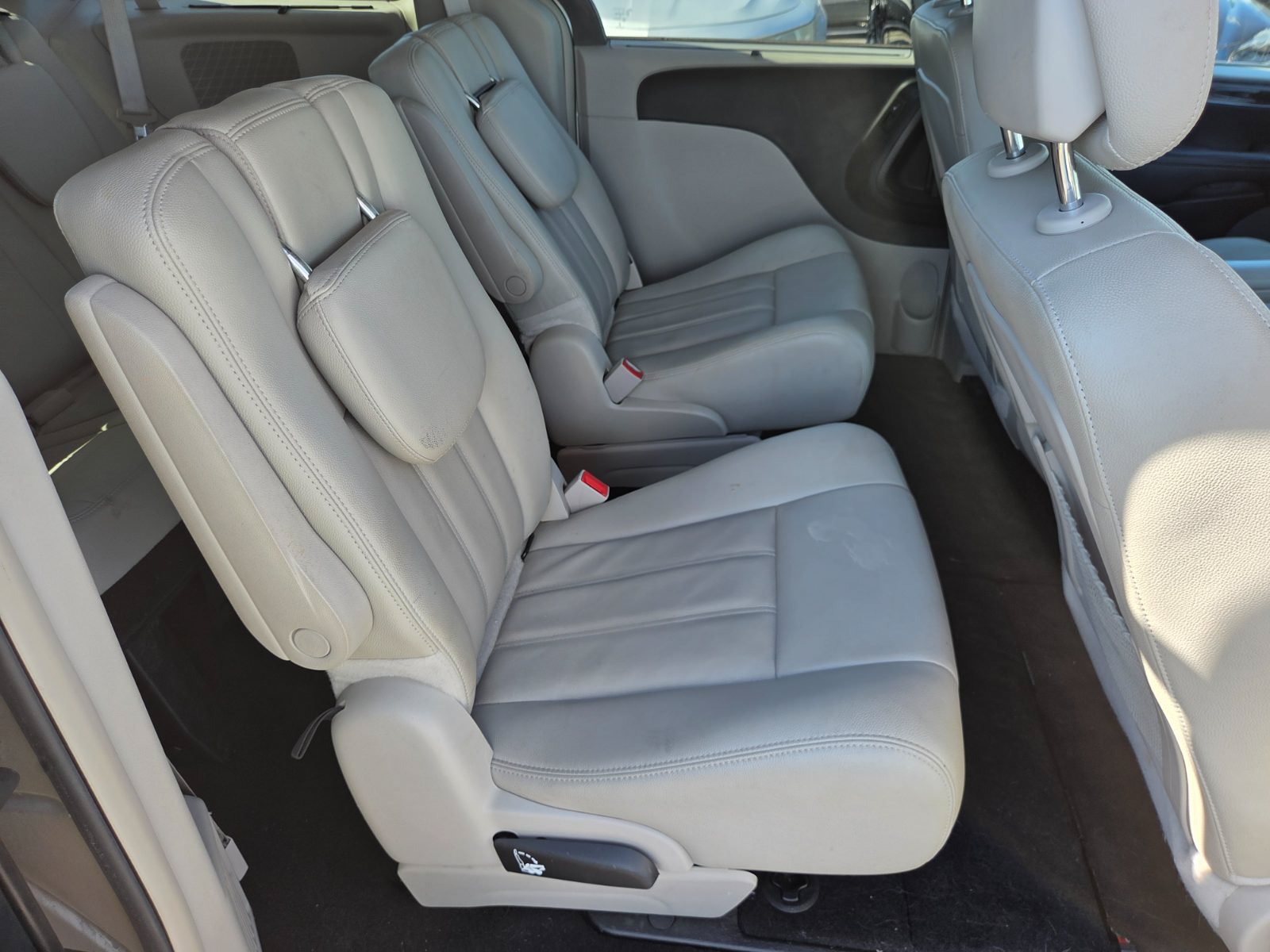 Used 2014 Chrysler Town & Country Touring w/ Driver Convenience Group FWD image 12
