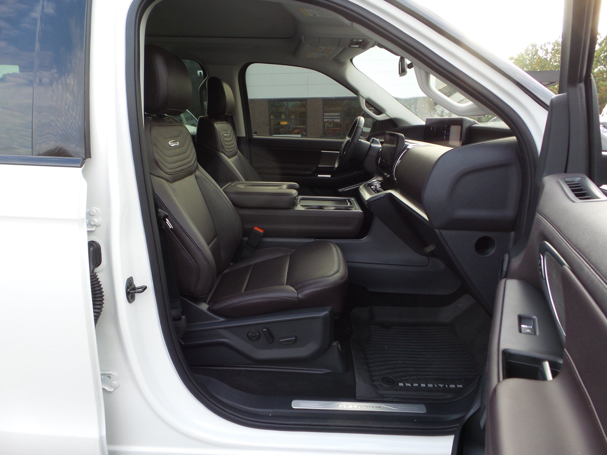 Used 2025 Ford Expedition Max Platinum w/ Platinum Ultimate Package AWD/4WD image 40