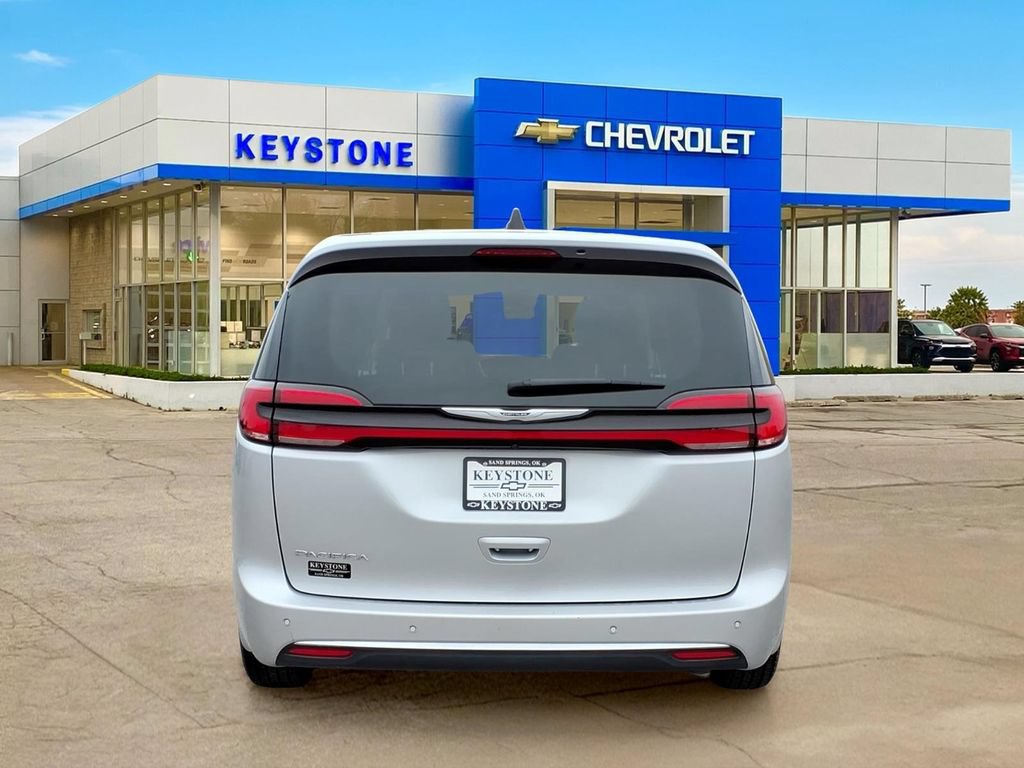 Used 2024 Chrysler Pacifica Touring-L FWD image 6