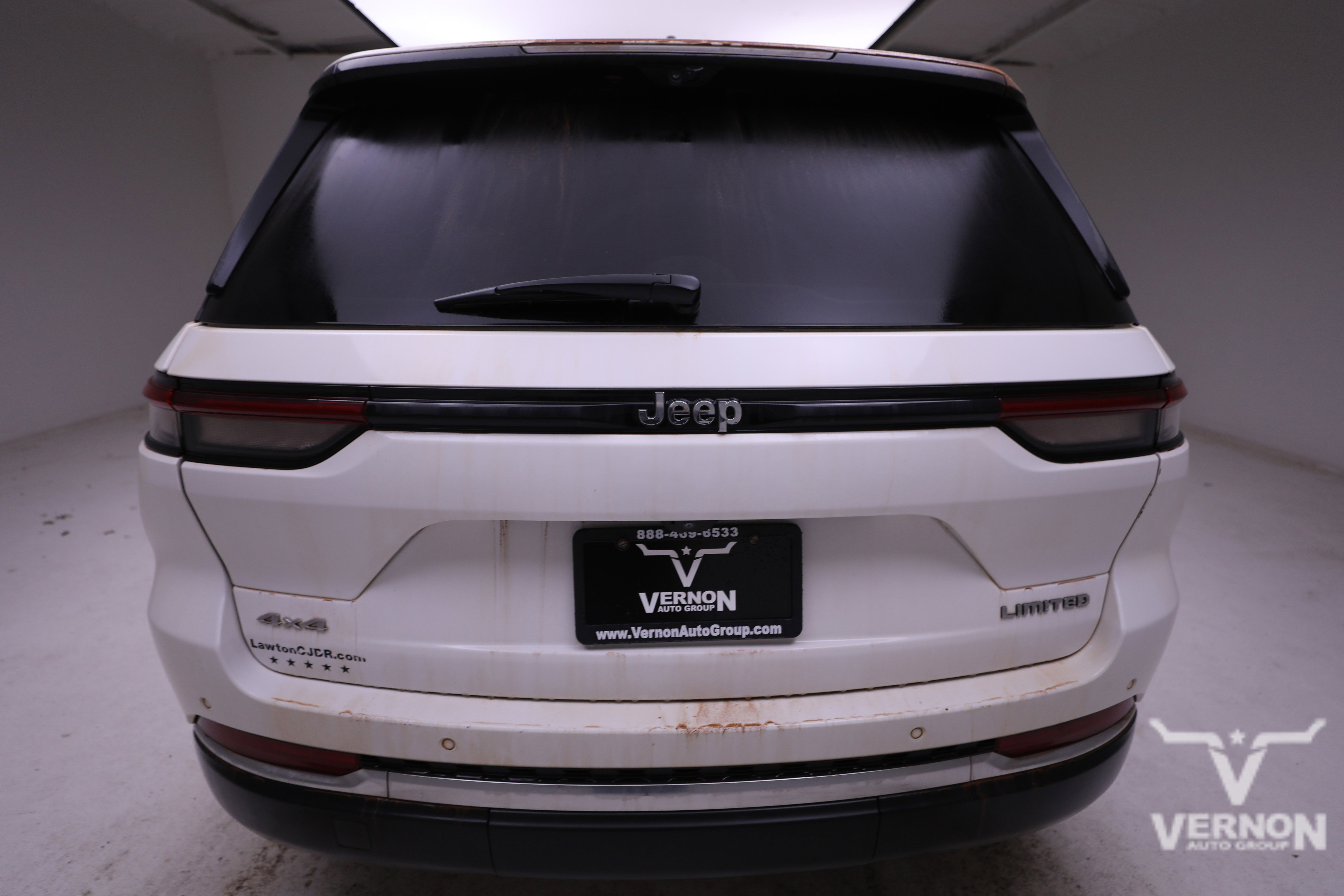 Used 2023 Jeep Grand Cherokee Limited w/ Luxury Tech Group II image 3