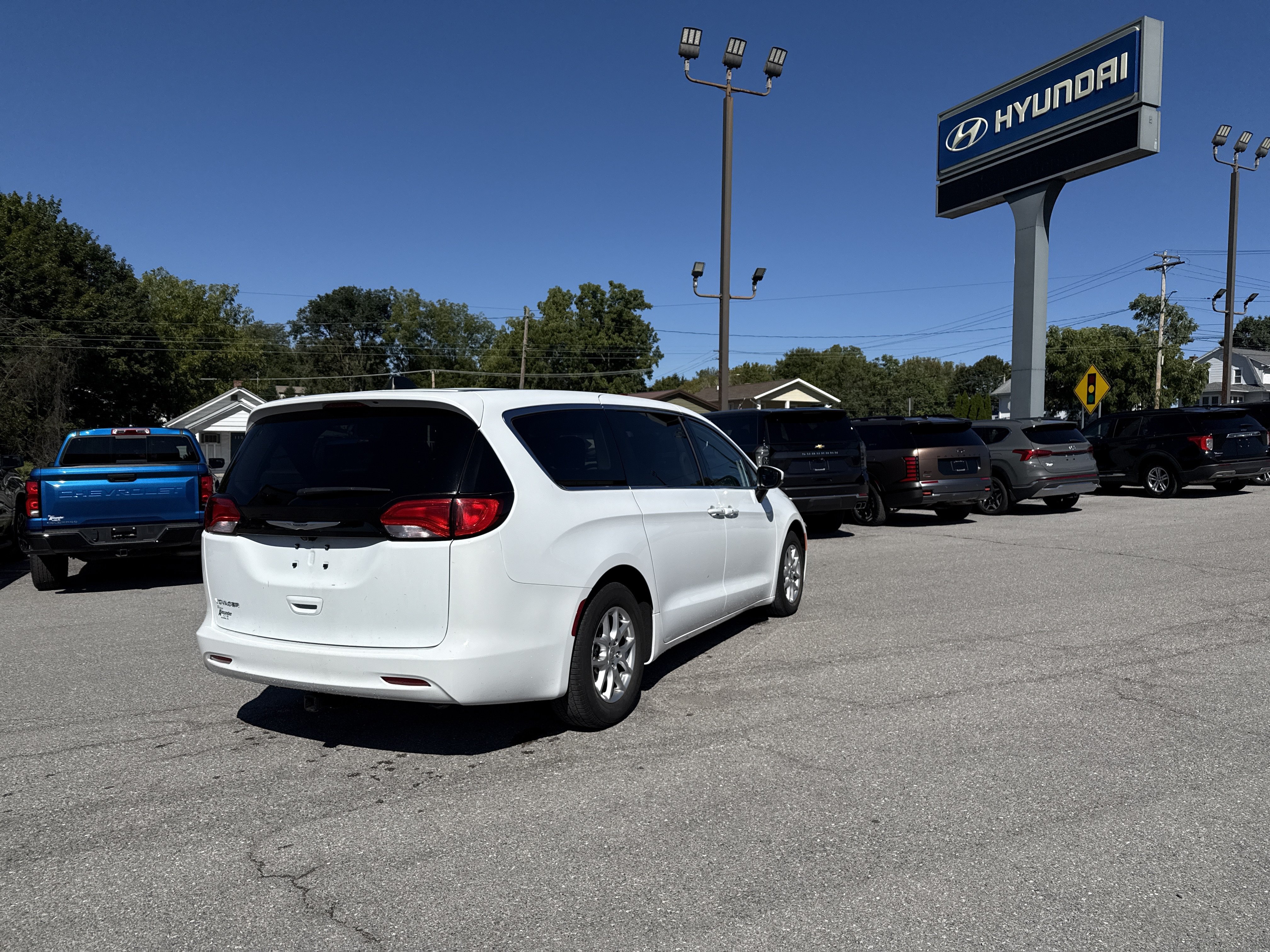 Used 2023 Chrysler Voyager LX FWD image 3