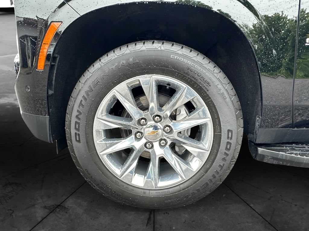 Used 2025 Chevrolet Suburban Premier AWD/4WD image 14