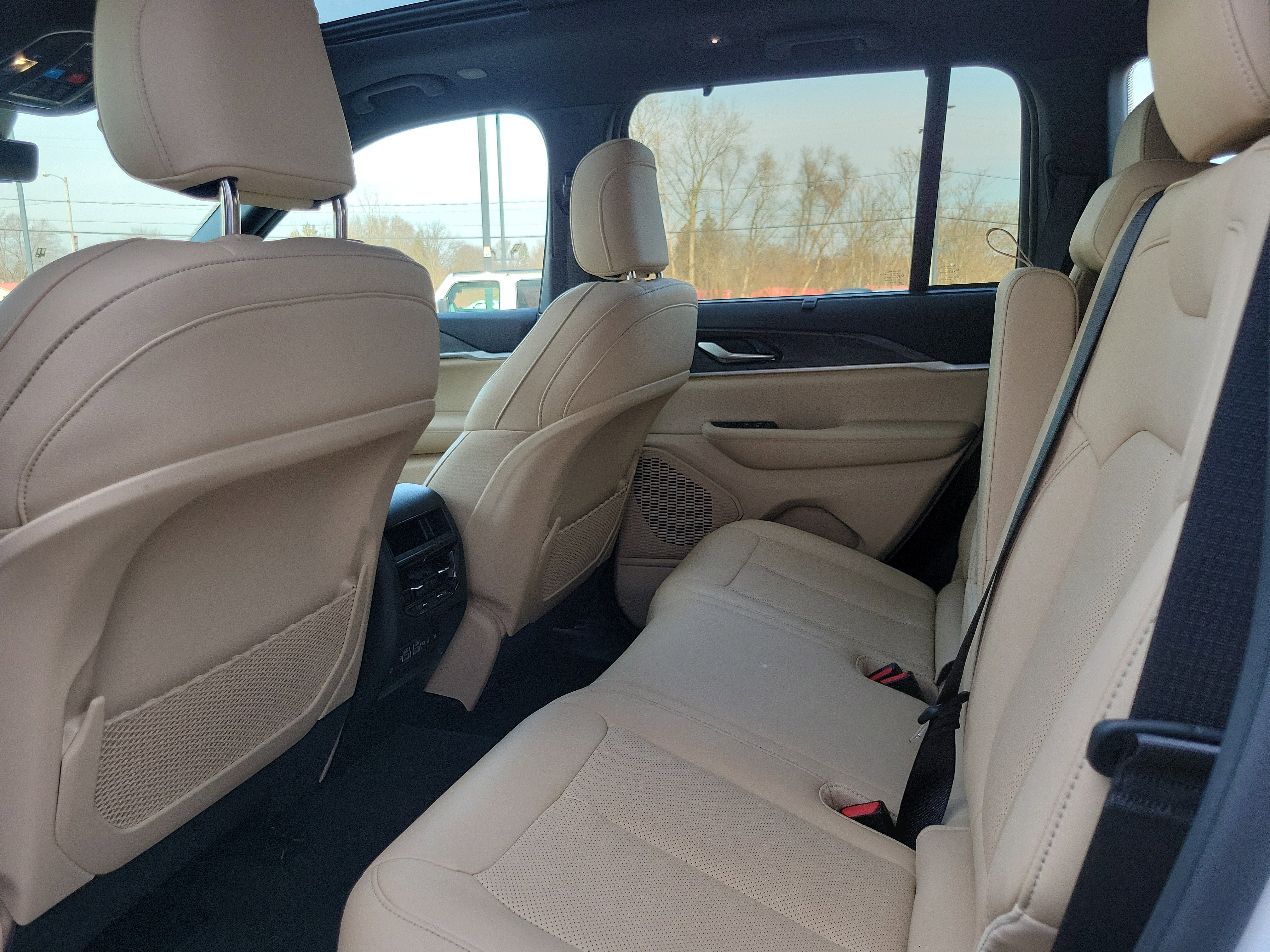 Used 2025 Jeep Grand Cherokee Limited w/ Luxury Tech Group II image 17