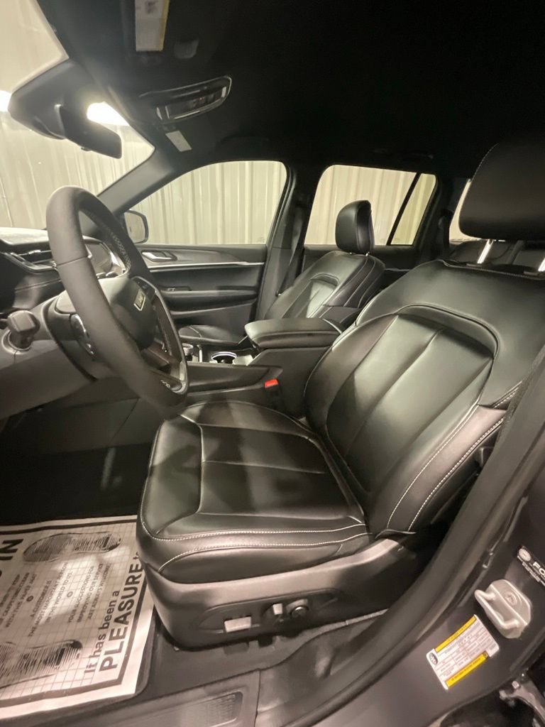 Used 2025 Jeep Grand Cherokee Limited w/ Black Appearance Package RWD image 10