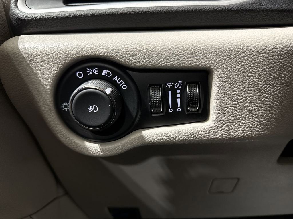 Used 2024 Chrysler Pacifica Touring-L image 18