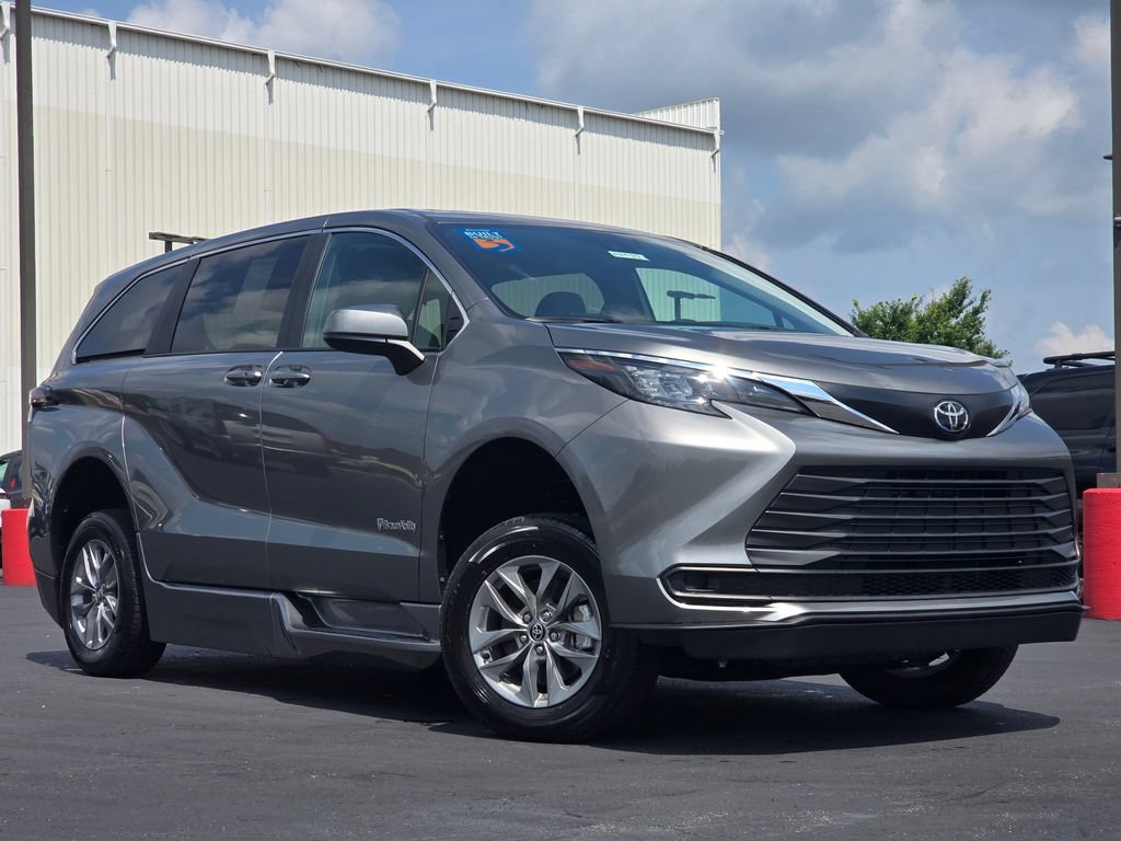 Used 2026 Toyota Sienna LE FWD image 3