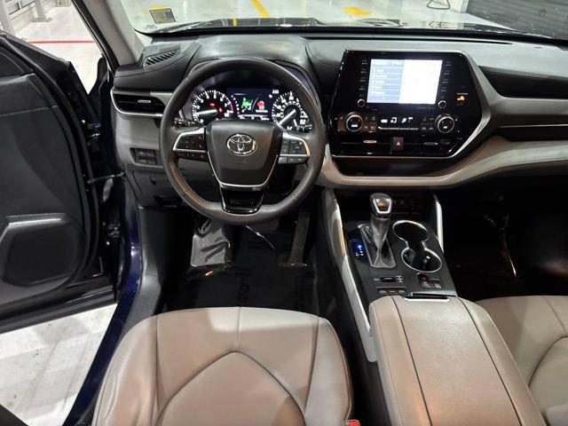 Used 2020 Toyota Highlander XLE AWD/4WD image 24