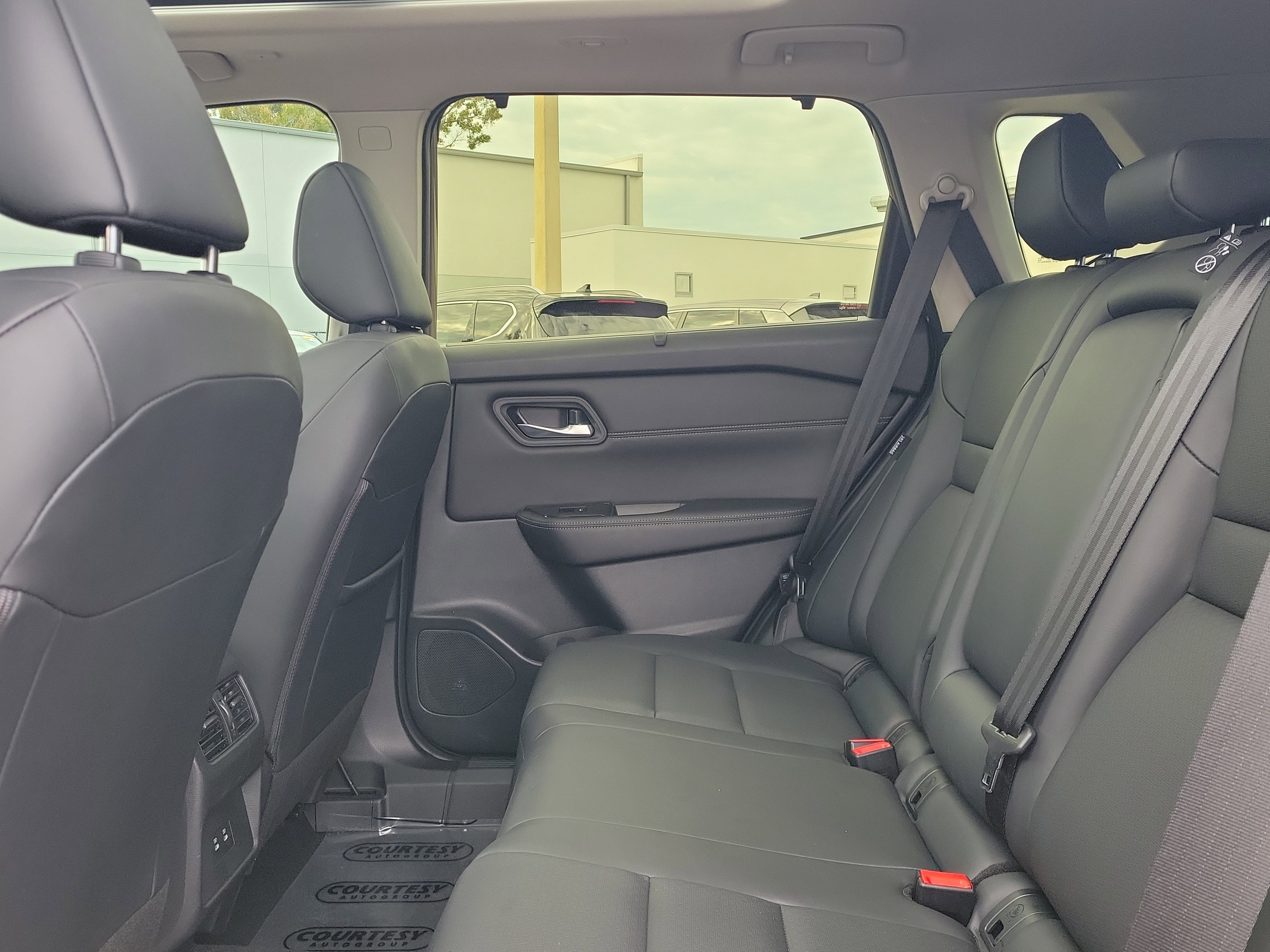 Used 2024 Nissan Rogue SV w/ SV Premium Package image 13