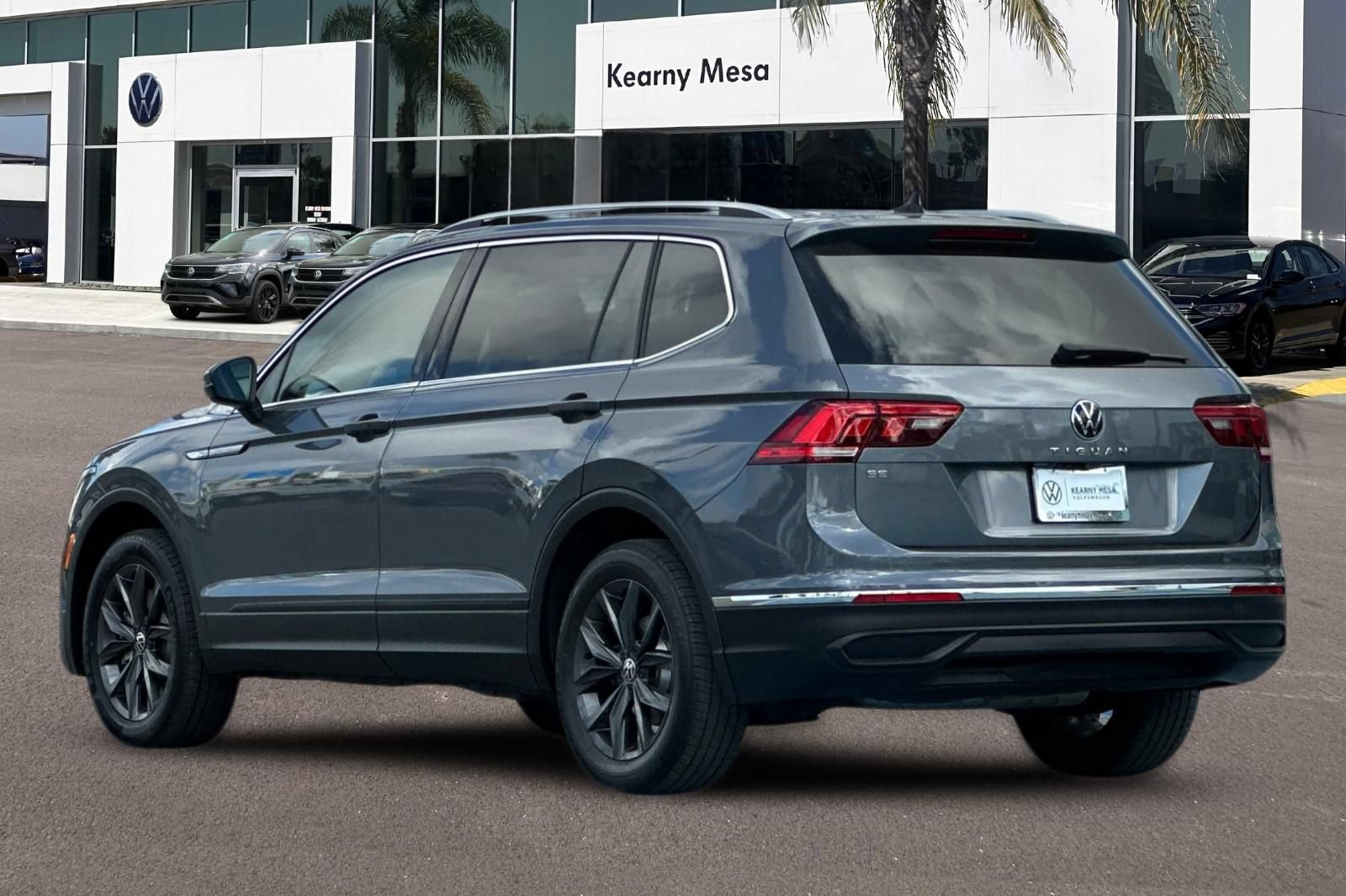 Used 2023 Volkswagen Tiguan SE w/ Panoramic Sunroof Package FWD image 6